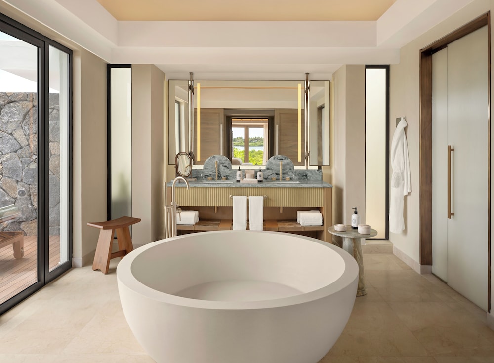 3 Bedrooms, Royal, 2 King Beds, 2 Queen Beds, Four Seasons Resort Mauritius at Anahita 9/10