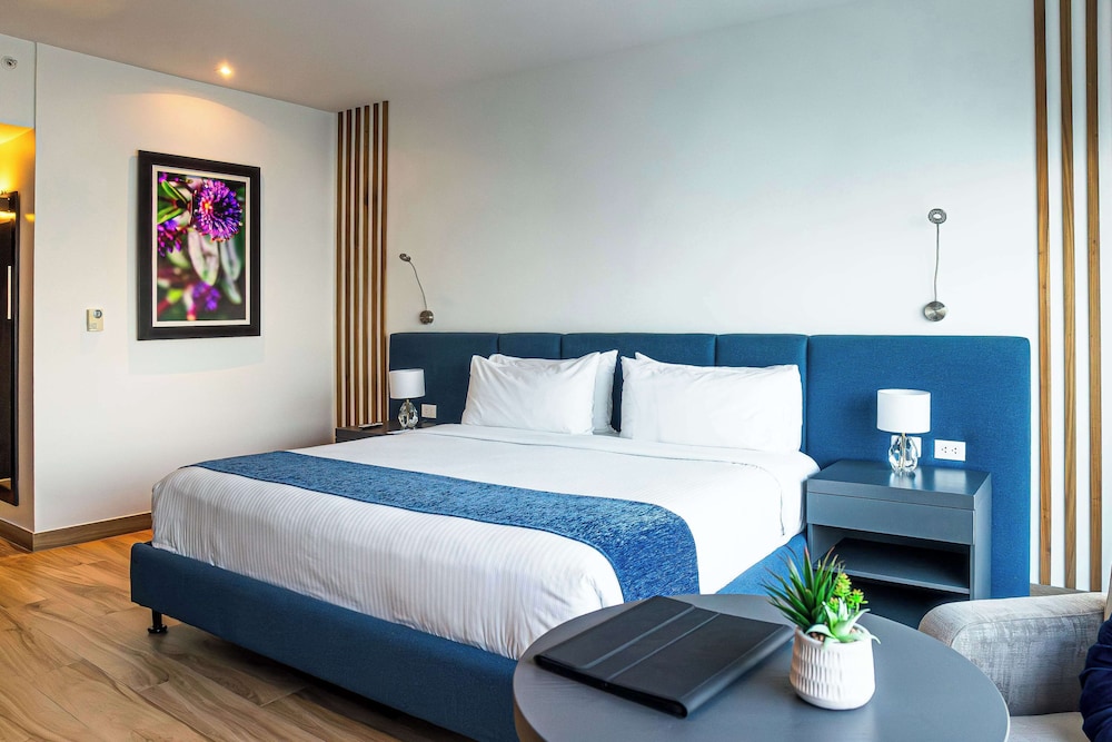 Business, King Bed, City View