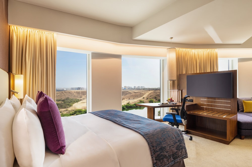 Crowne Plaza Muscat Oman Convention and Exhibition Centre (OCEC) 12/76