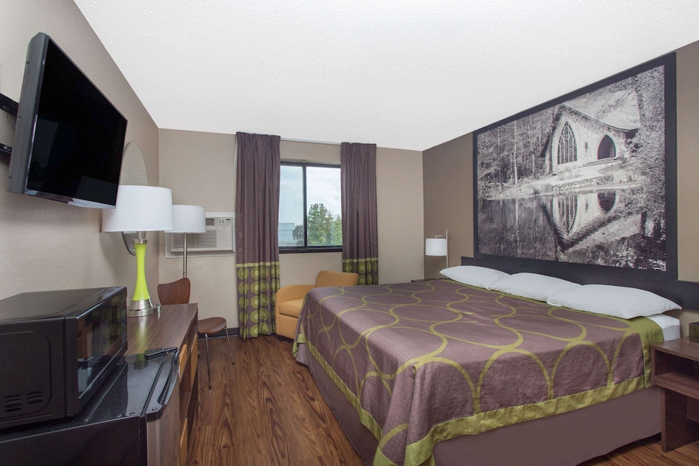 Super 8 by Wyndham Columbus Airport 7/16