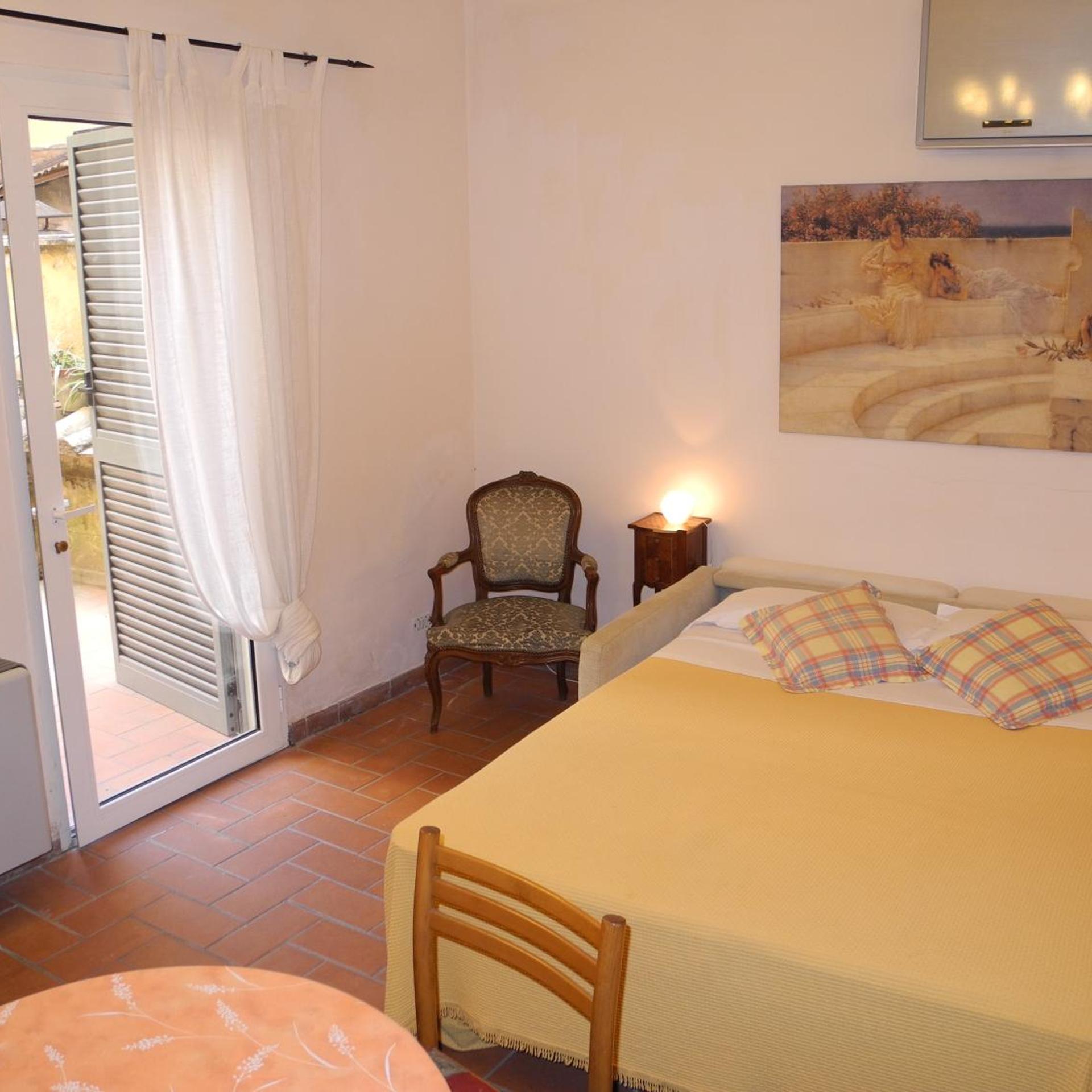 Maisonette، CORONA 3/8