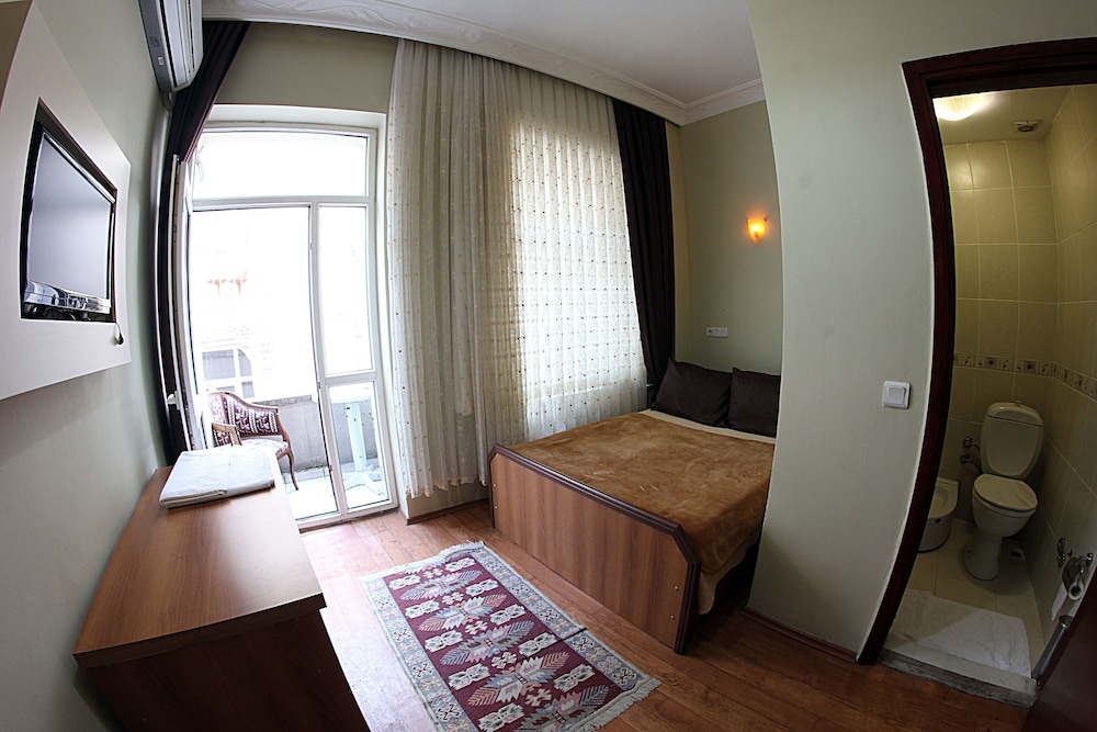 PARADISE HOTEL 32/36