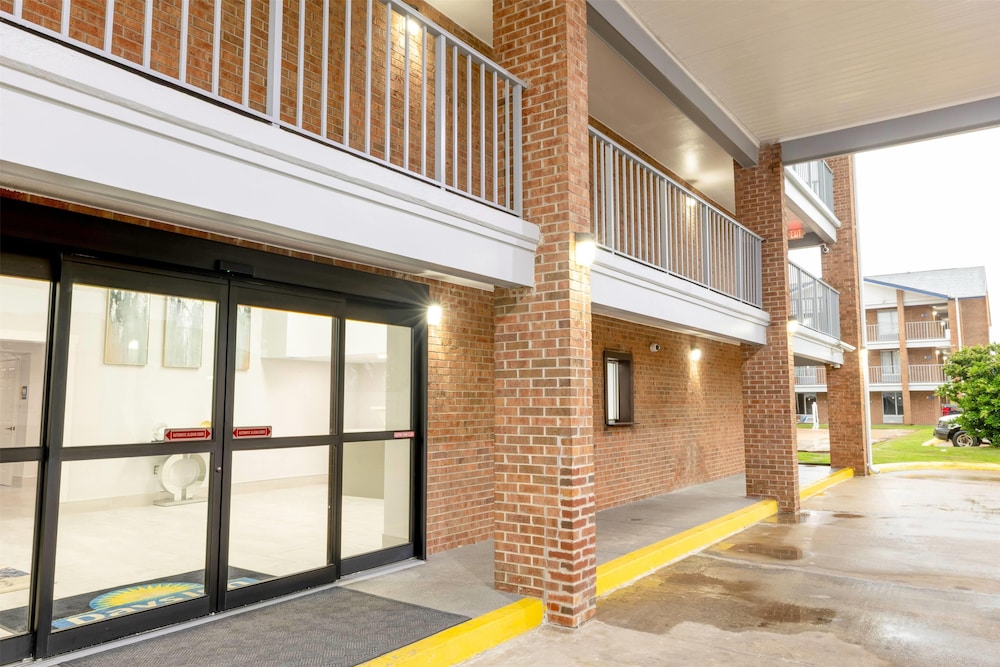 Days Inn & Suites by Wyndham Bossier City 34/50