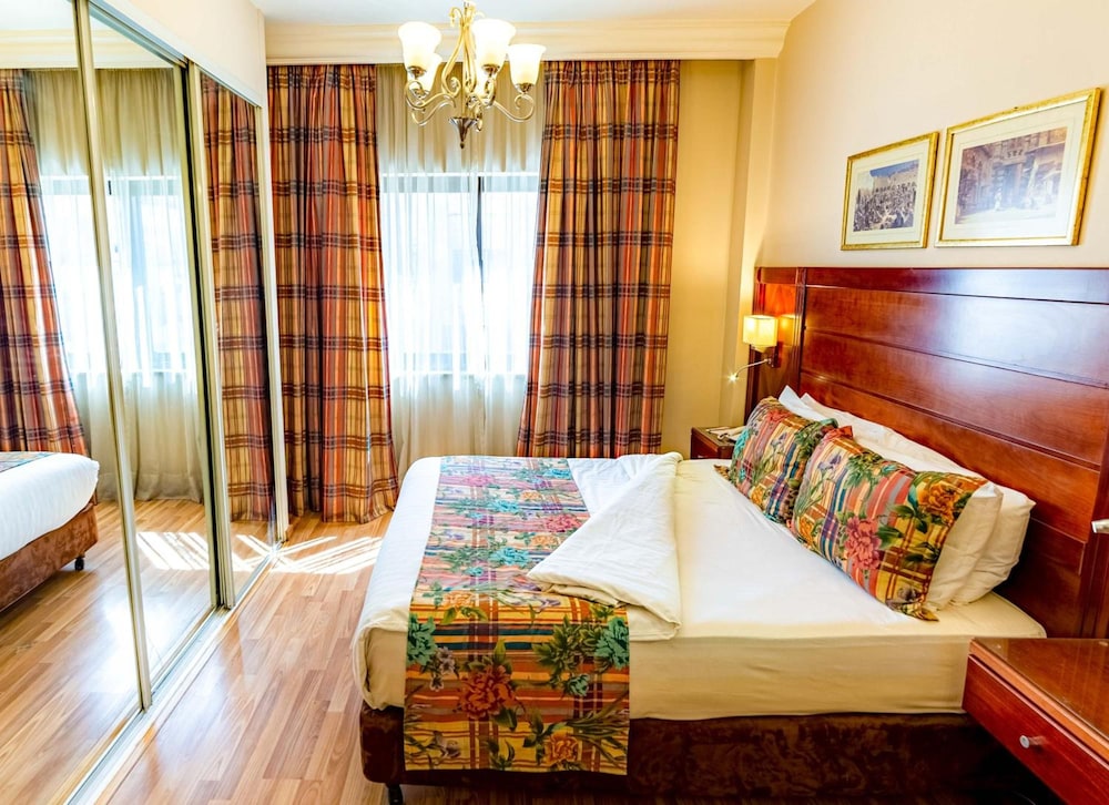 Comfort Hotel Suites 9/48