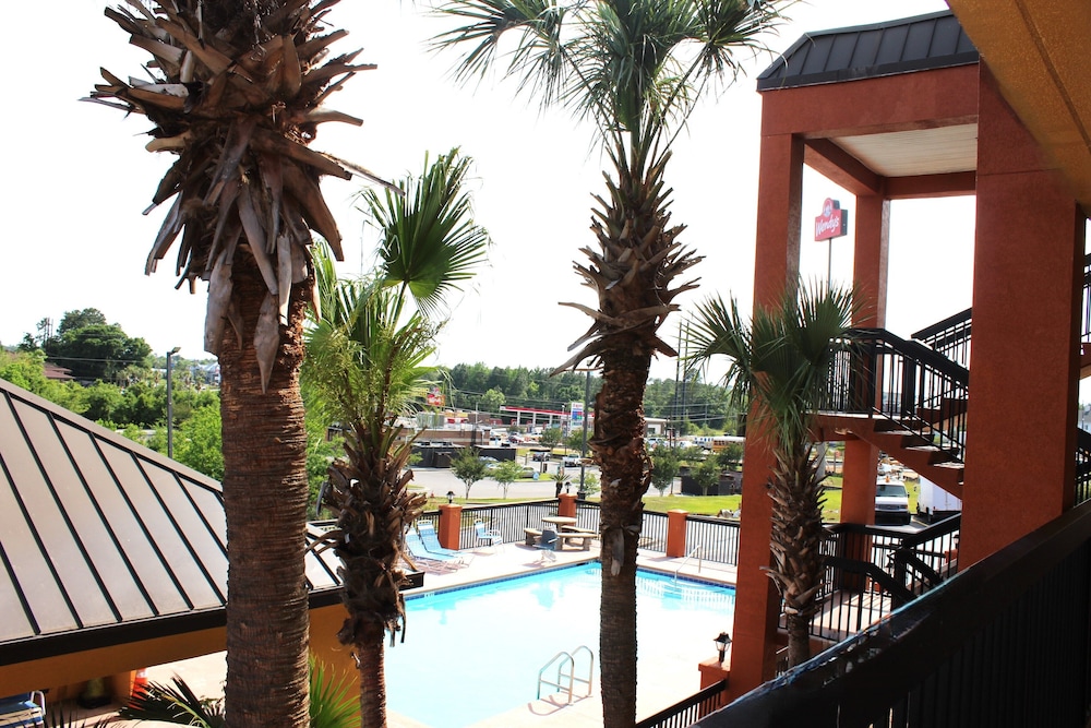 Home Town Inn And Suites 40/47