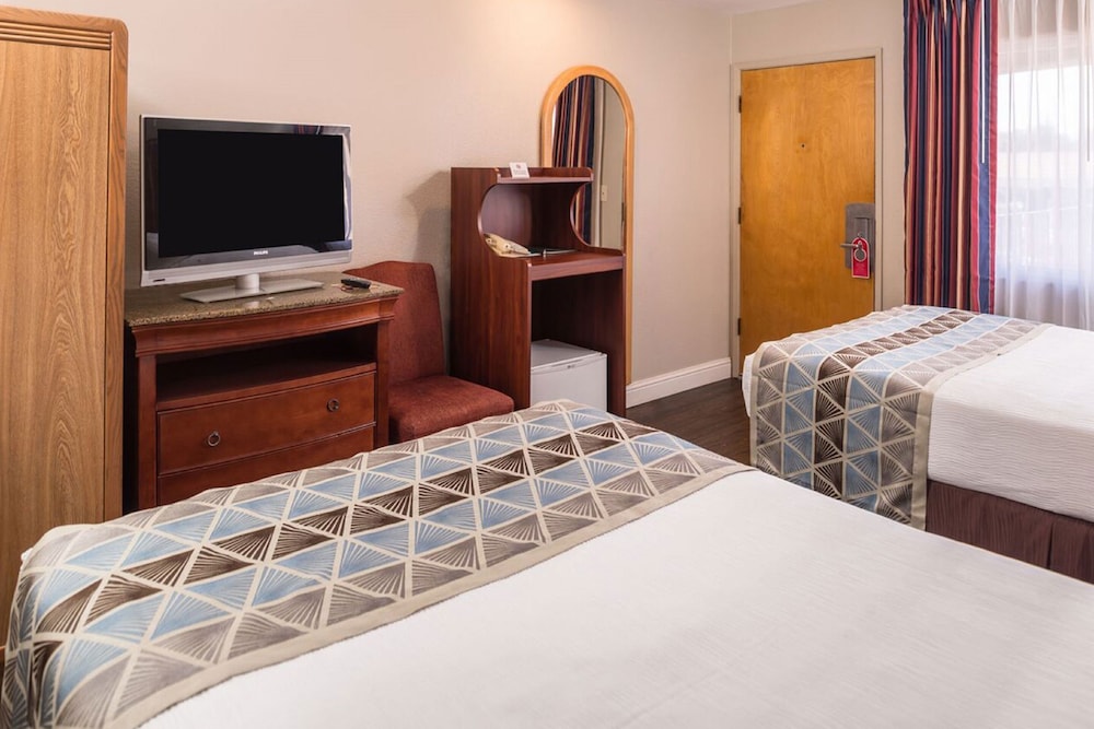 Laurel Inn & Conference Center 32/62