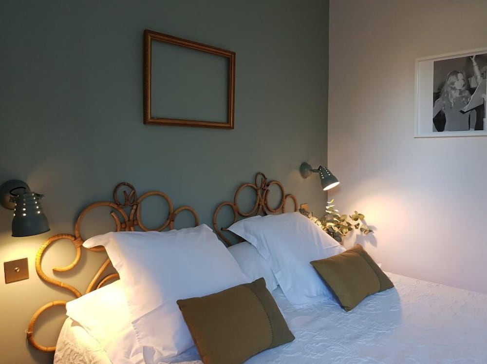 ROOM, DOUBLE BED