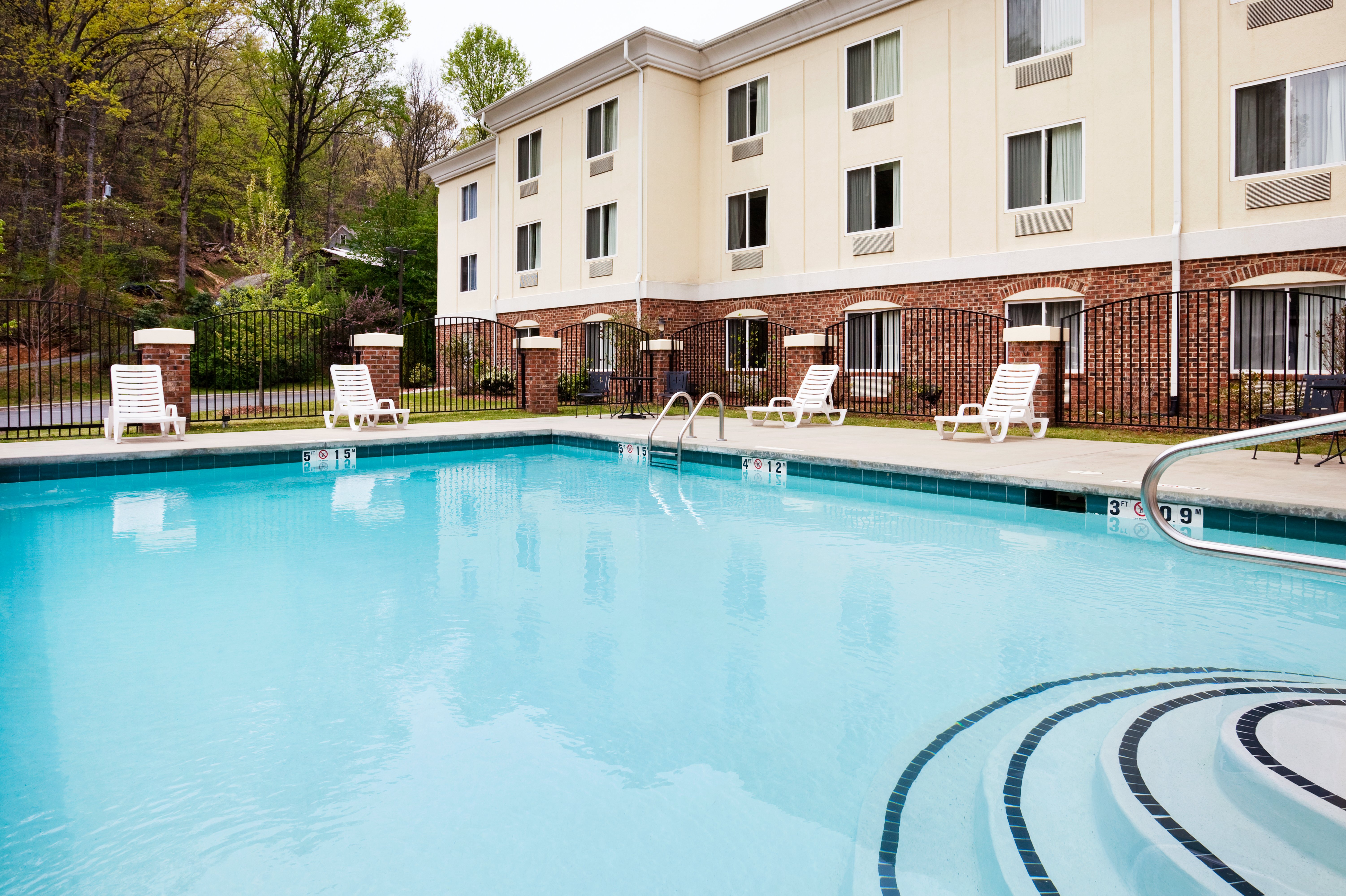 Holiday Inn Express Hotel Suites Cherokee Casino 10/49
