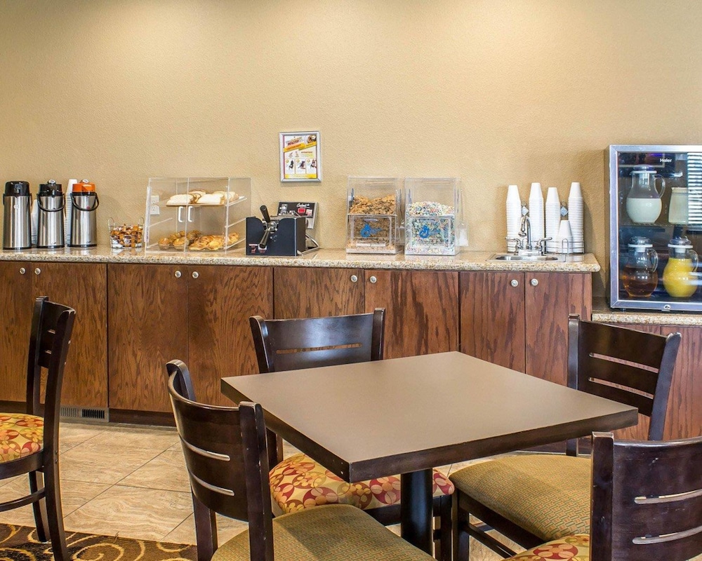 Rodeway Inn & Suites near Okoboji Lake 30/35