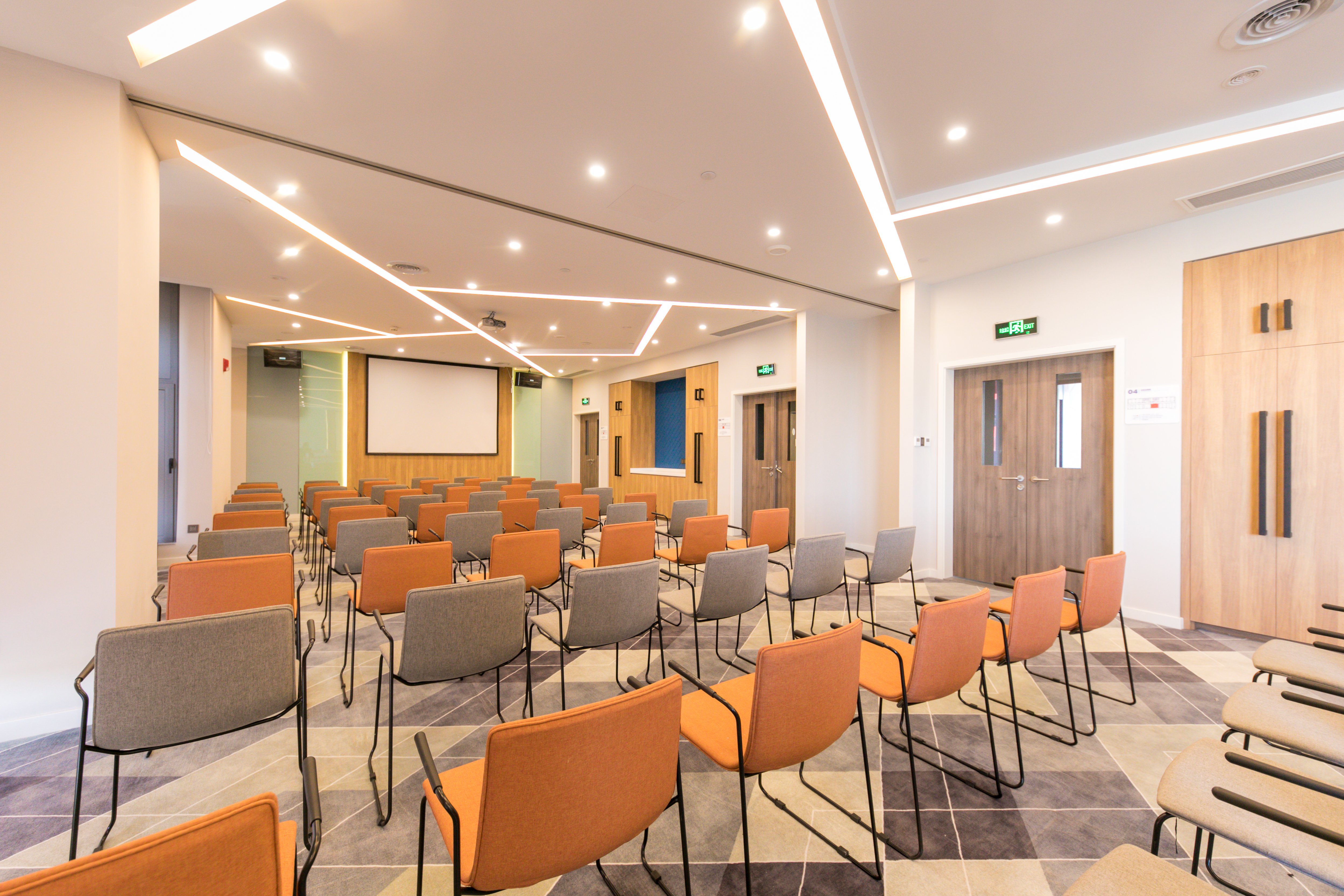 Holiday Inn Express Shanghai Tangzhen 61/63