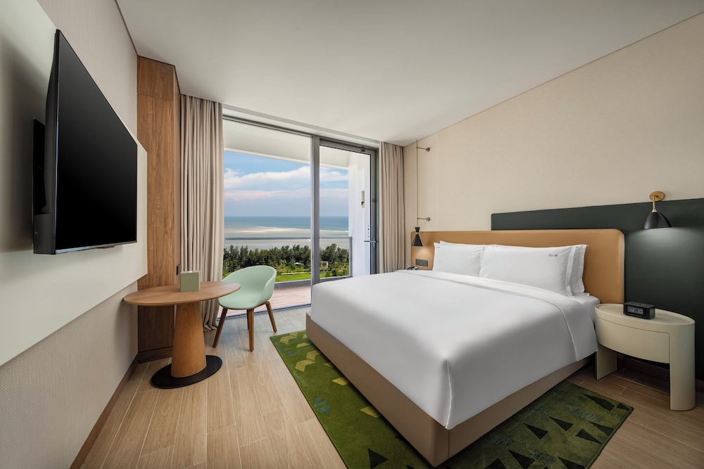 Premium, King Bed, Ocean Front 3/5