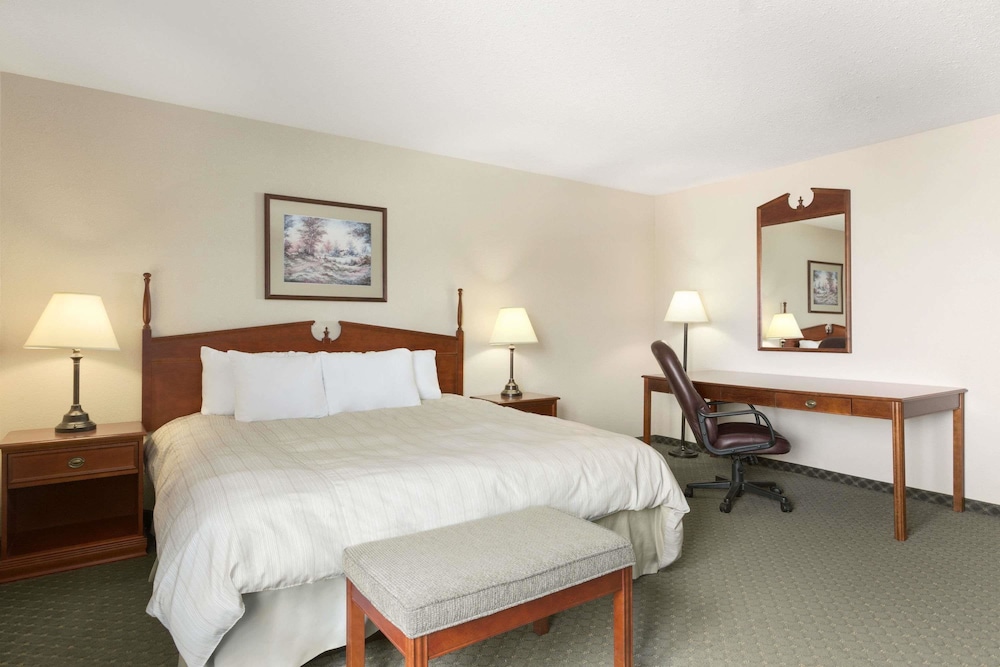 Days Inn & Suites by Wyndham Winkler 13/43