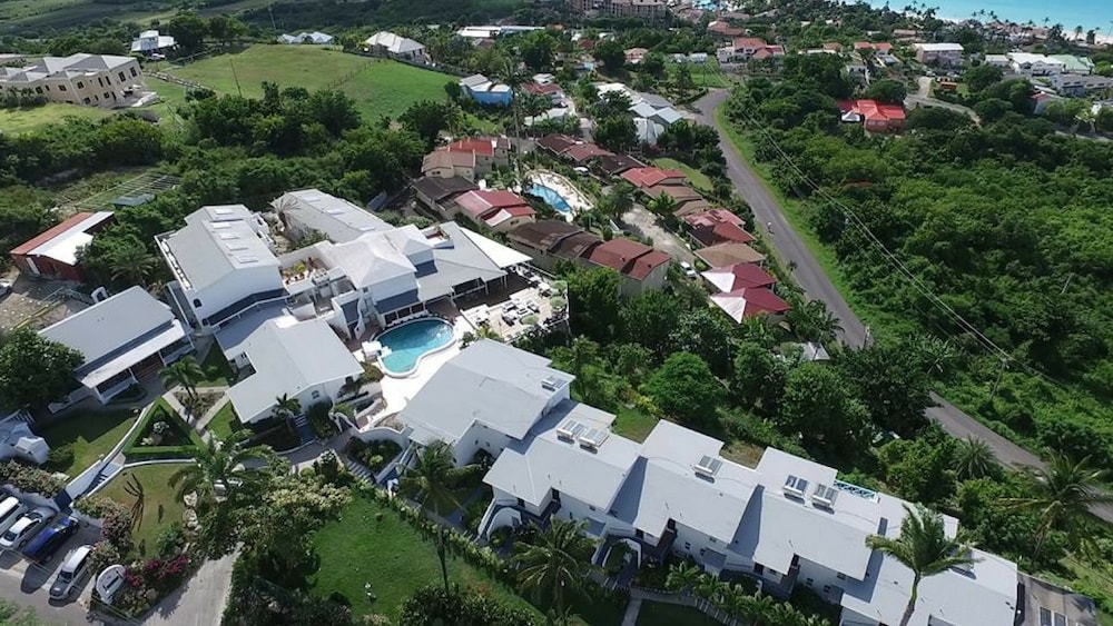 TRADE WINDS HOTEL 68/69