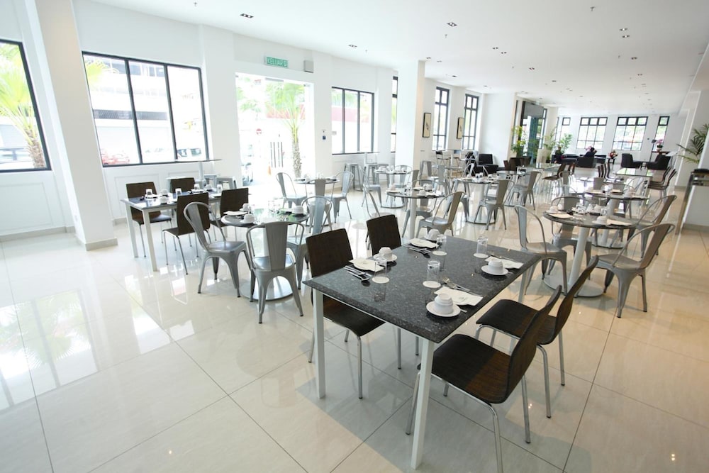 Cathayana Hotel 18/25
