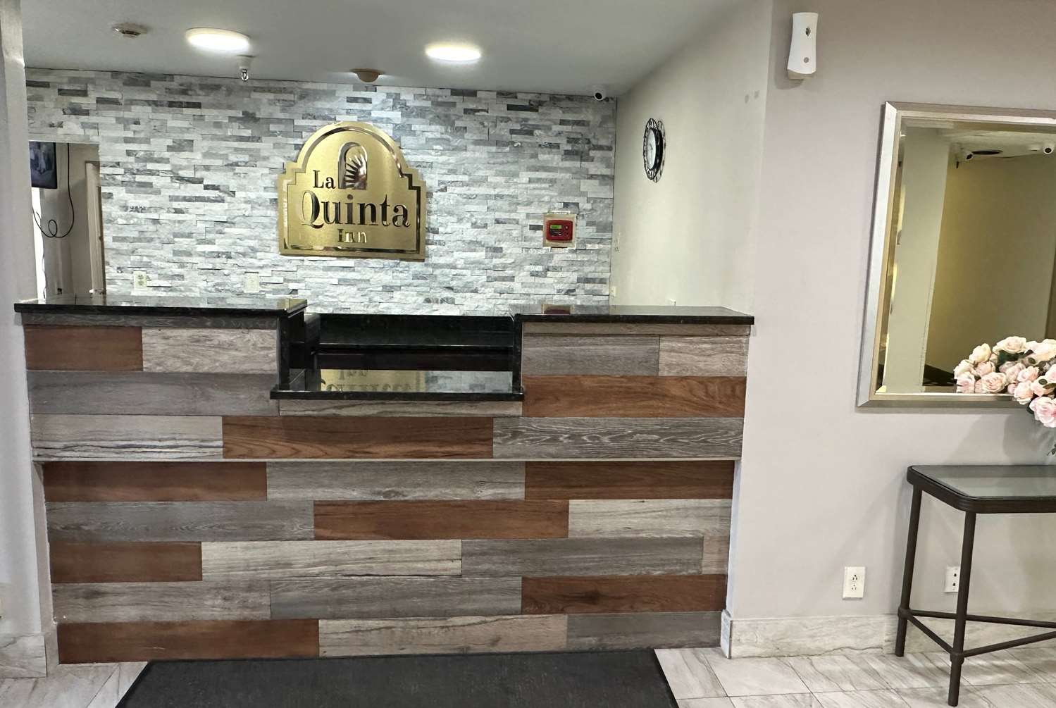 La Quinta Inn and Suites by Wyndham Cincinnati North 5/38