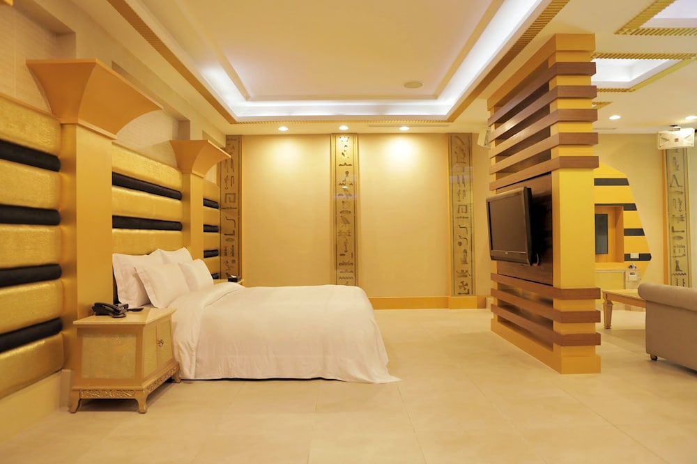 LUXURY, SUITE