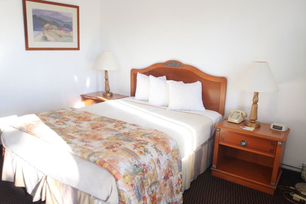 Days Inn & Suites By Wyndham Needles 13/30