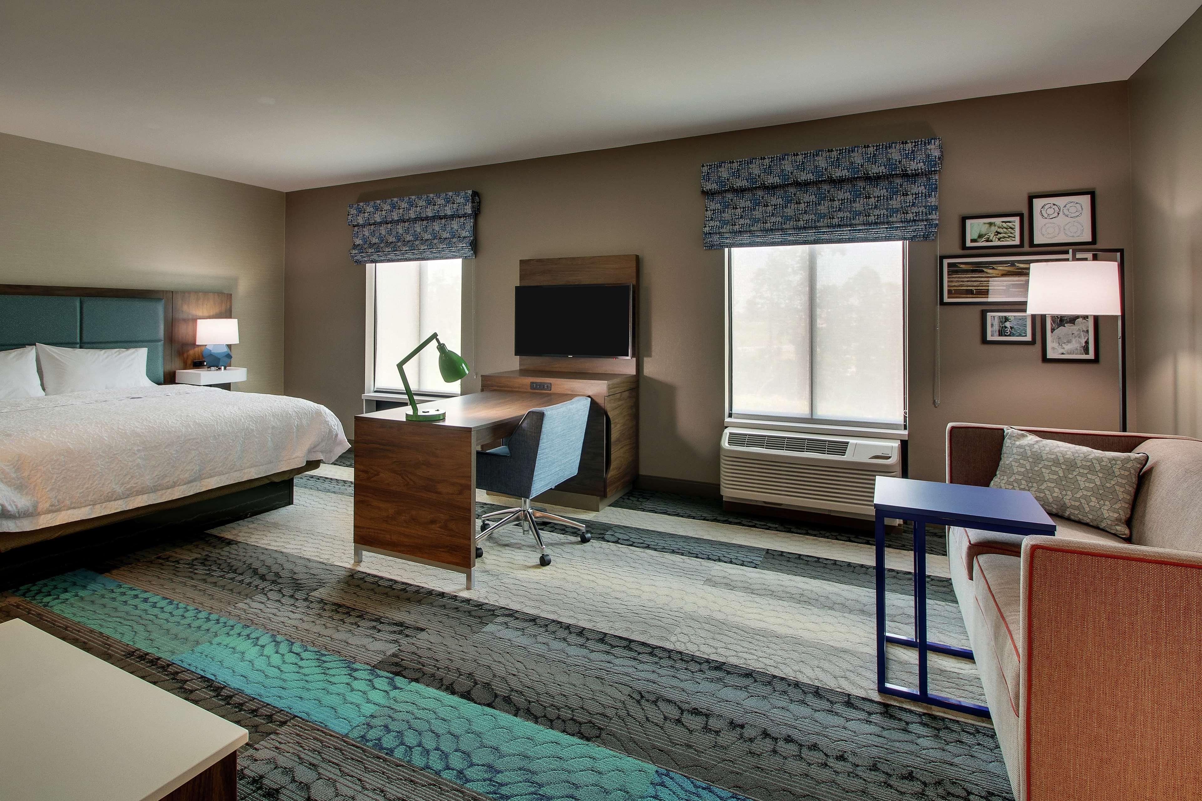 Studio, Hampton Inn And Suites Southport 2/3