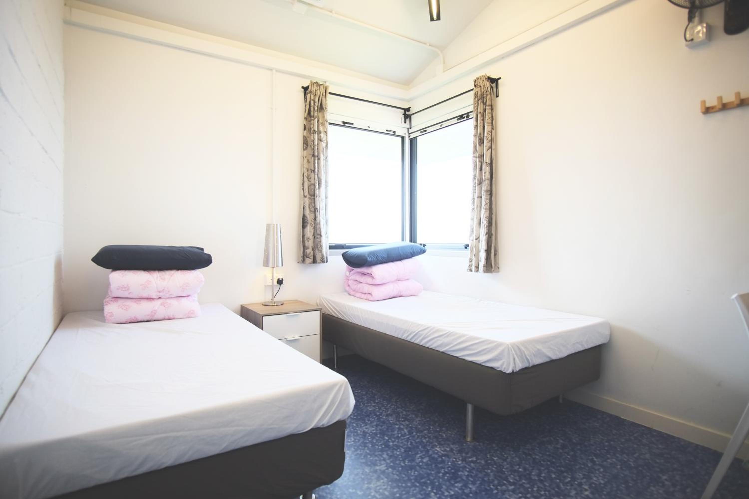 ROOM, TWIN BEDS