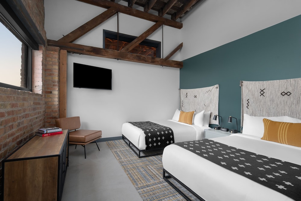 RAFTER, 2 QUEEN BEDS