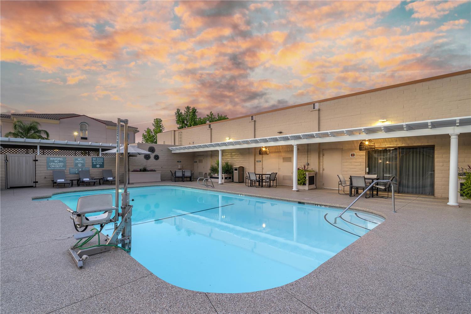 Best Western Plus Hilltop Inn 30/52