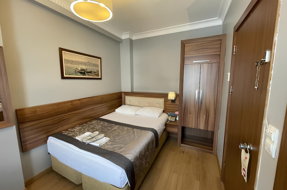 ROOM, DOUBLE BED