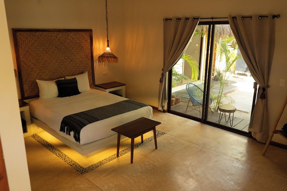 La Puerta Azul Beachfront Adults Only 14/50
