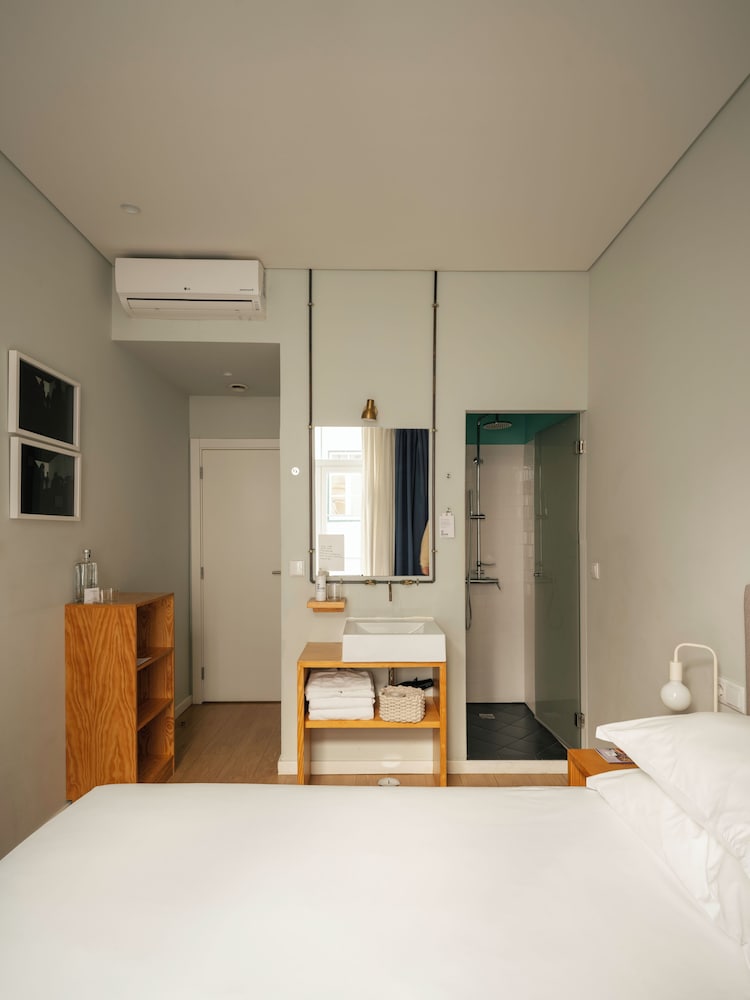 Room, Double Bed, City View, Small 3/5