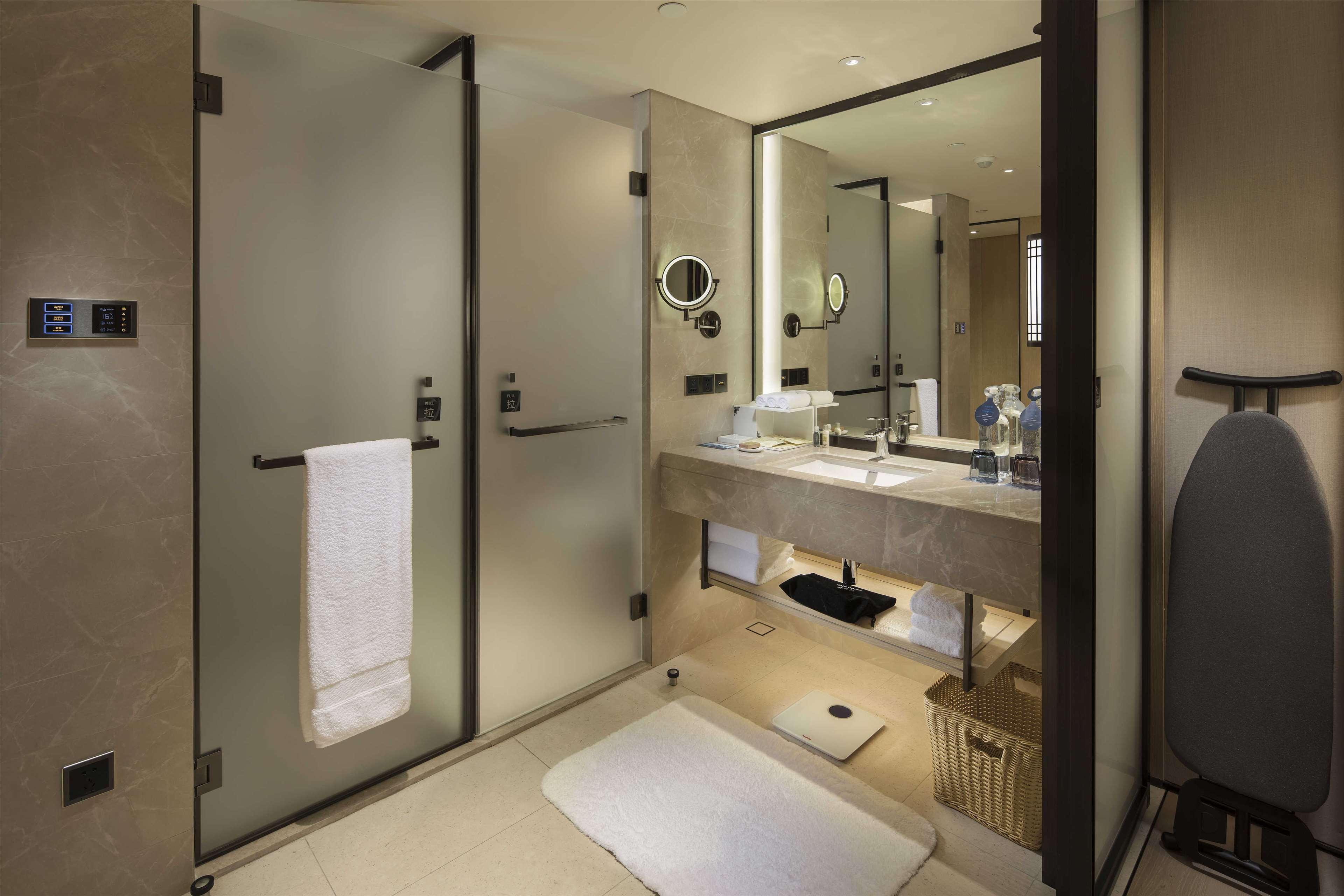 Guest Room, King Bed, Anahai Wing
