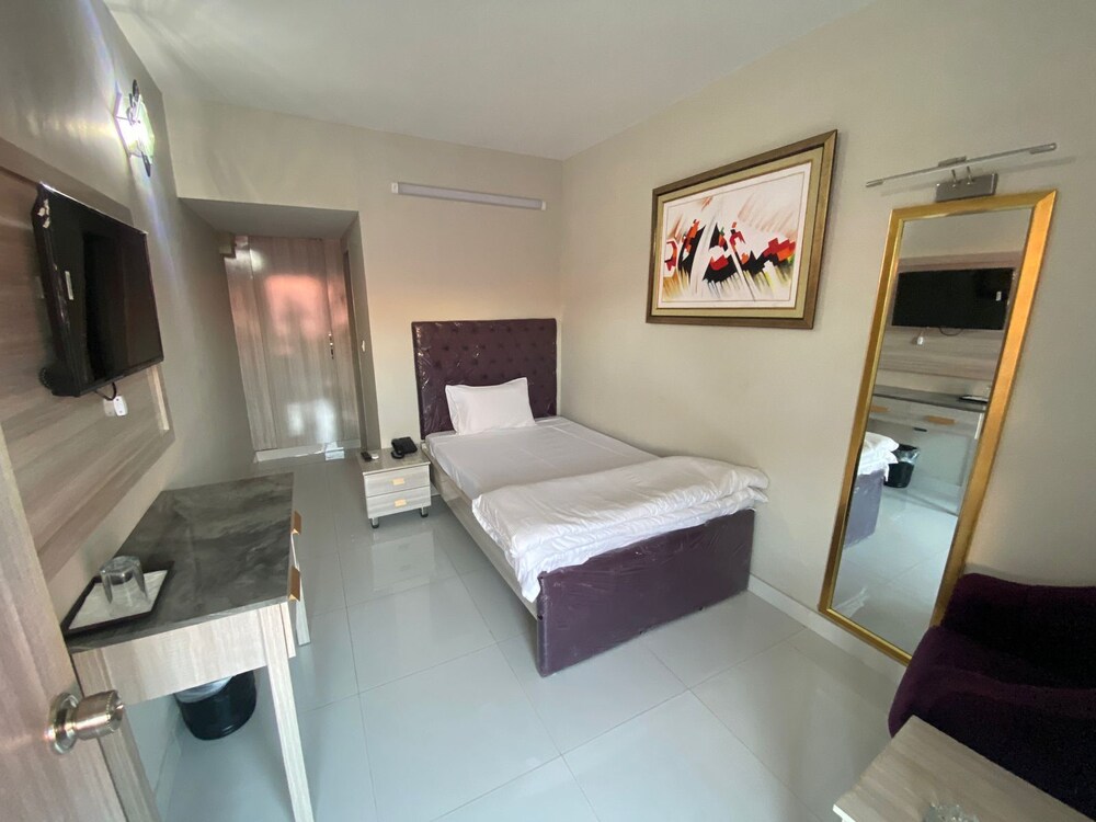 Airport Hotel 27/59