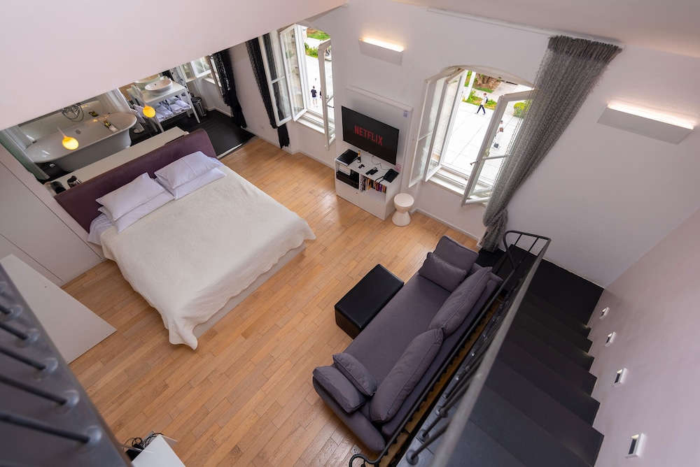 Riva Luxury Suites 18/50
