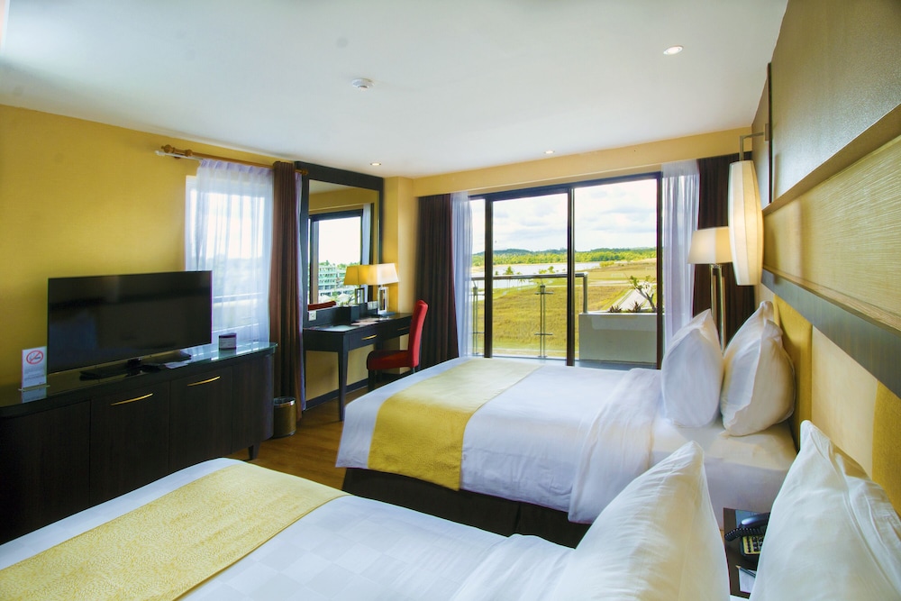 DELUXE, DOUBLE OR TWIN BED
