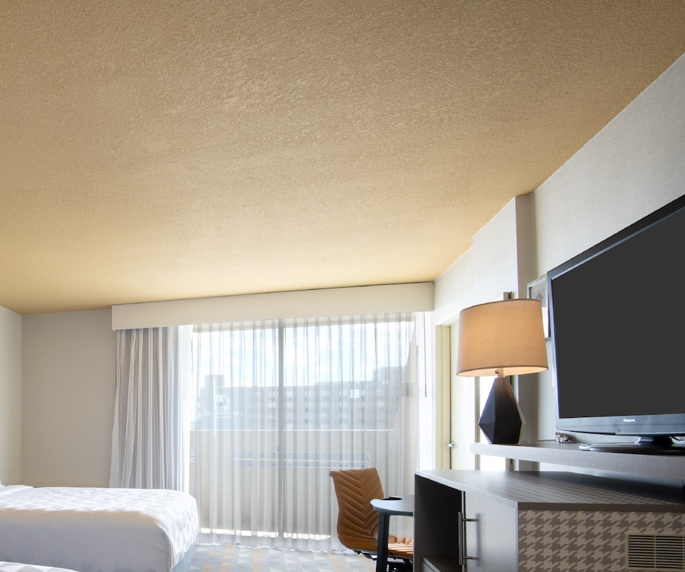 Holiday Inn Denver East Stapleton 33/67