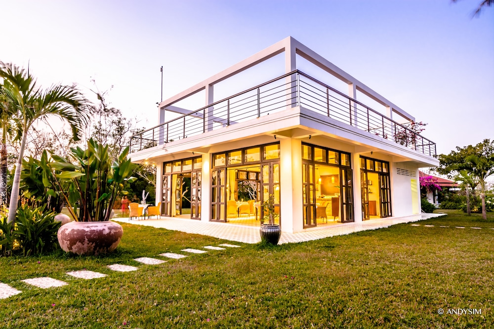 Samanea Beach Resort 4/50