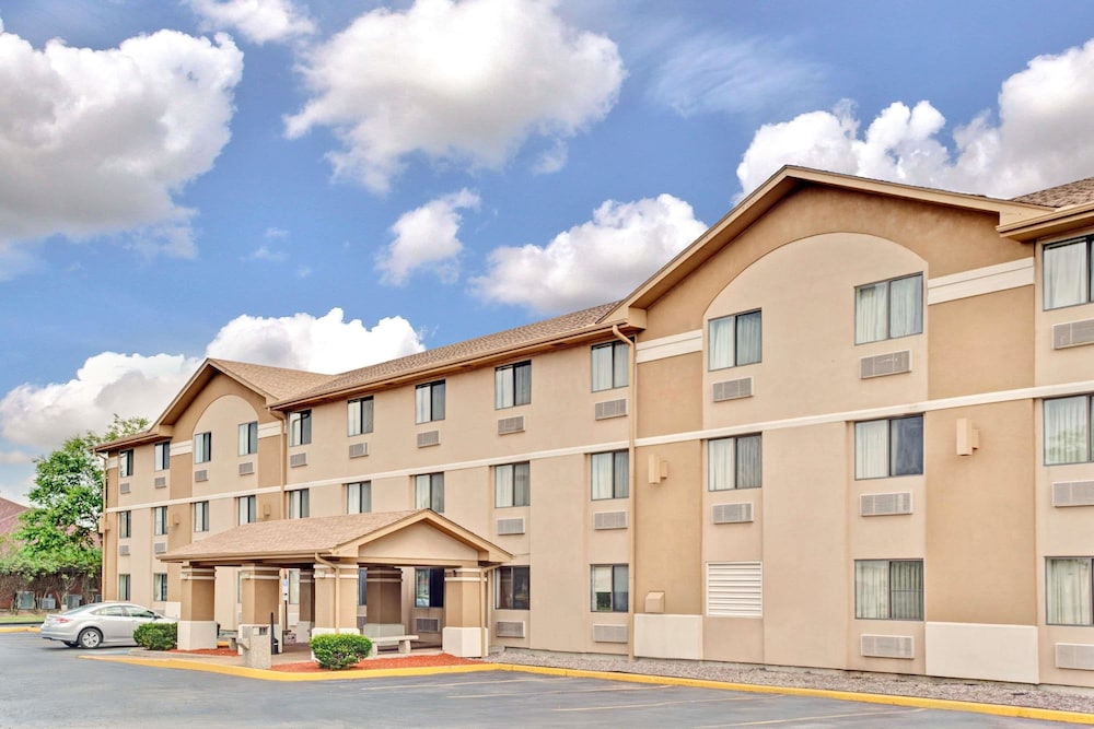 Super 8 by Wyndham Mokena/Frankfort /I-80 2/27