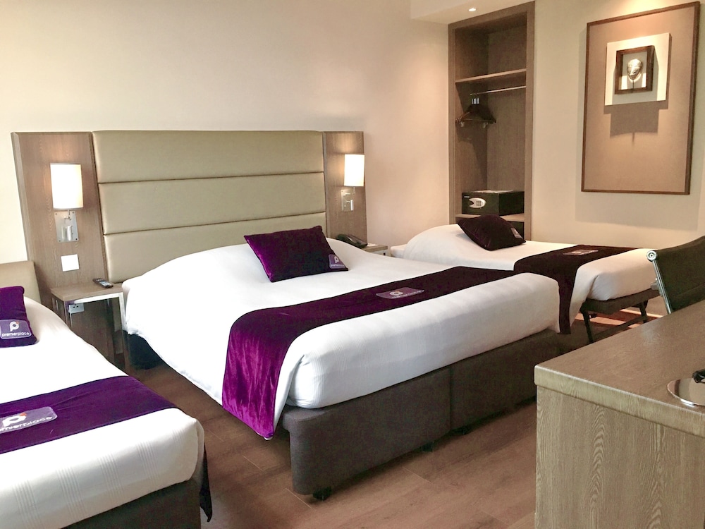 PREMIER PLACE HOTEL 23/61