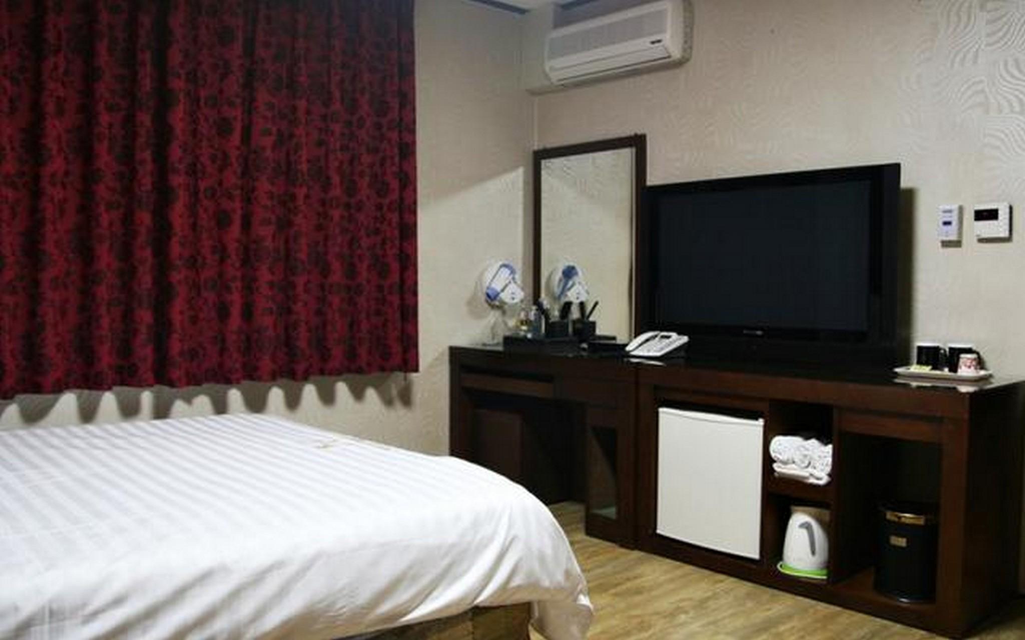 High Valley Hotel 19/24