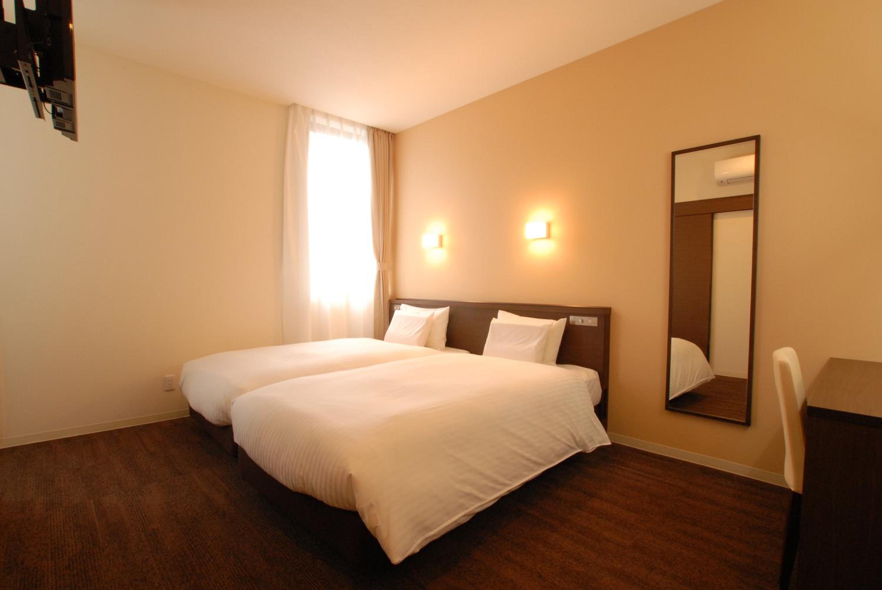 Universal, Twin Beds