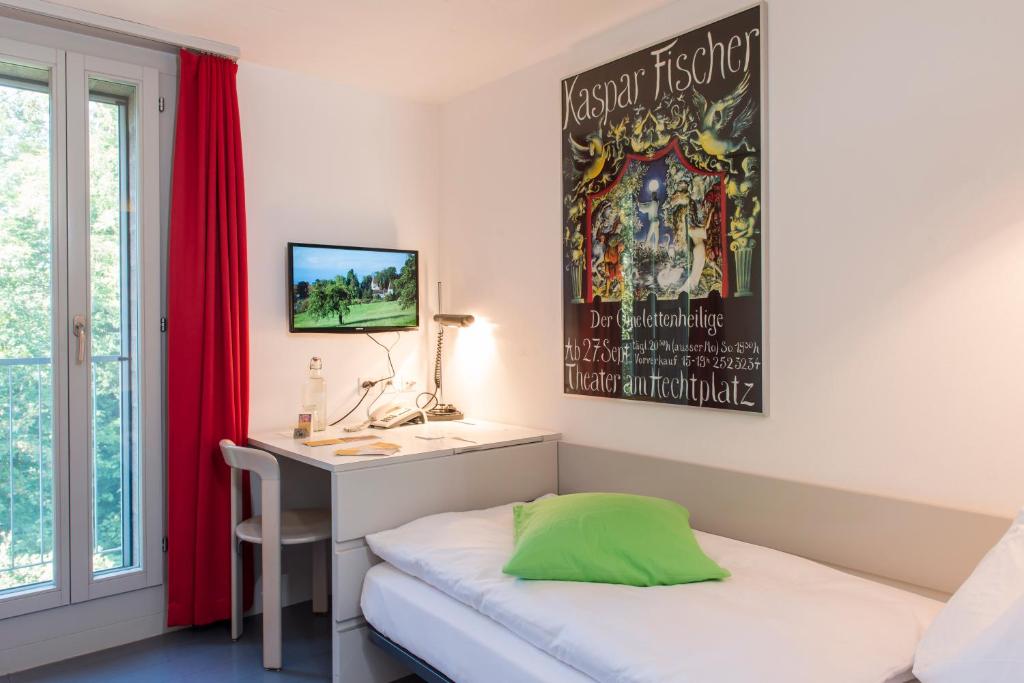Guest Room, Single