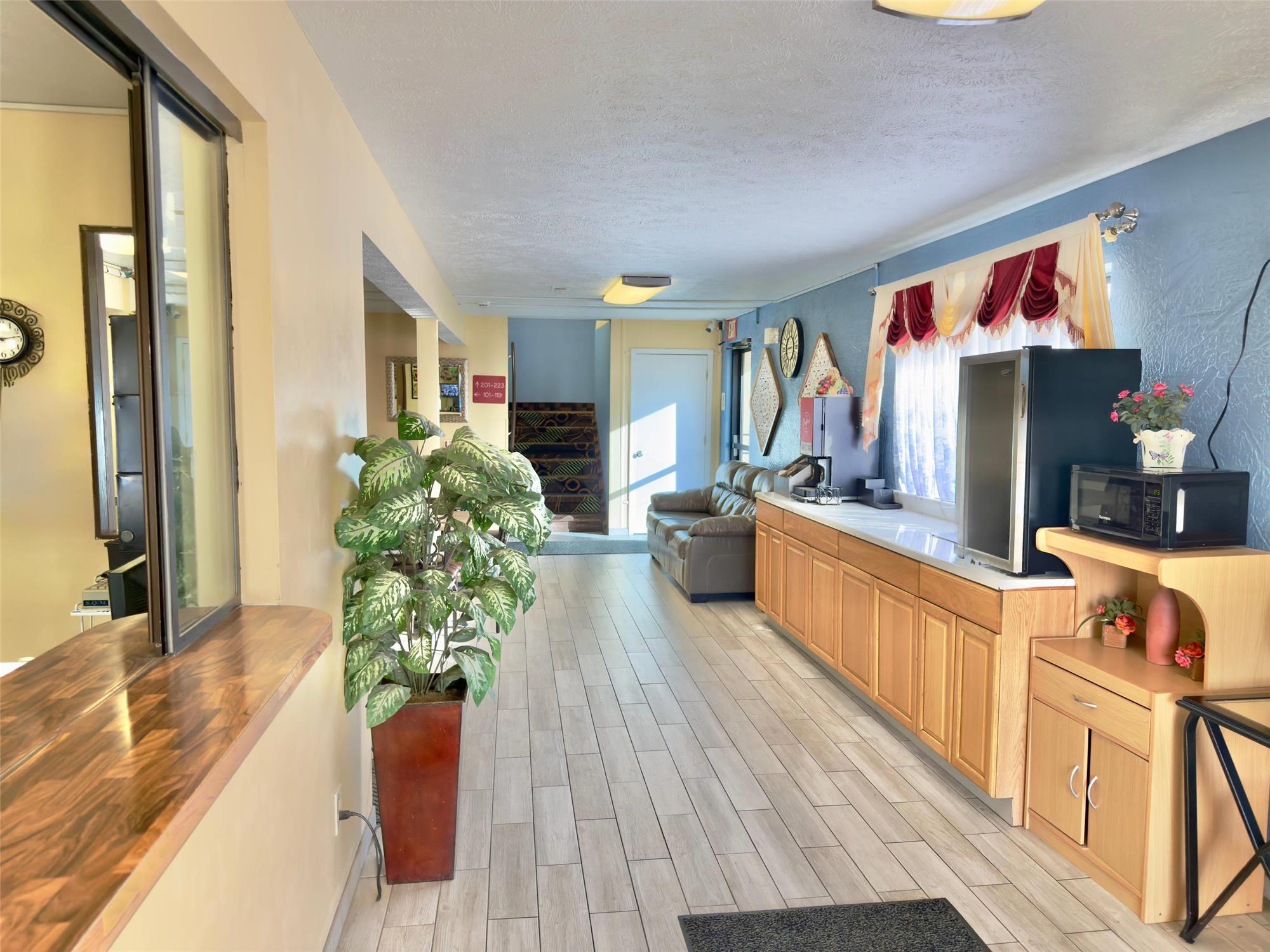 Econo Lodge Lansing Leavenworth 6/26