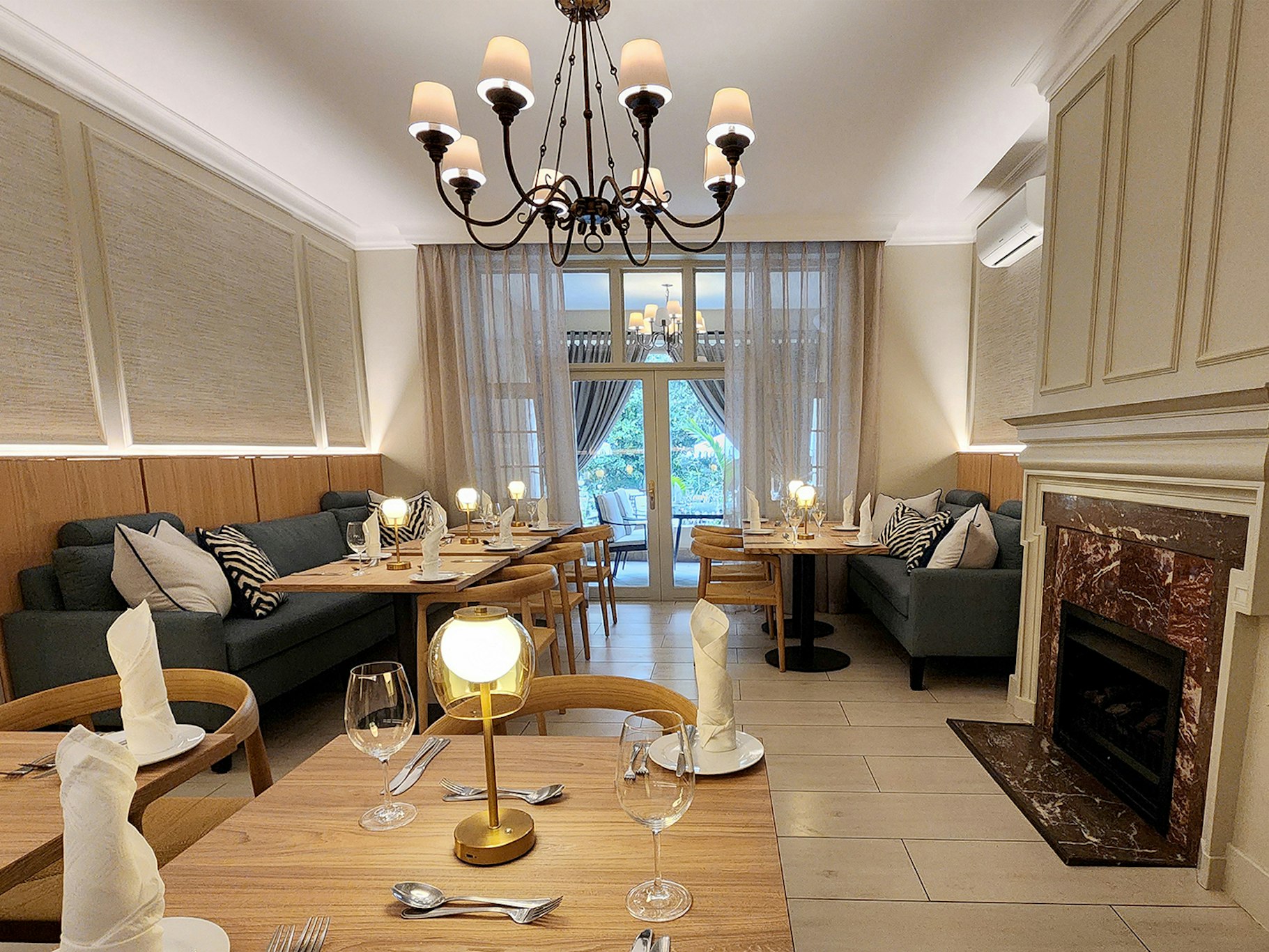 10 2nd Avenue Boutique Hotel 34/56