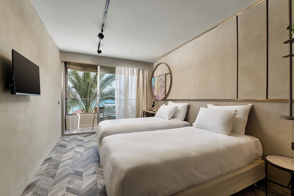 room, partial sea view