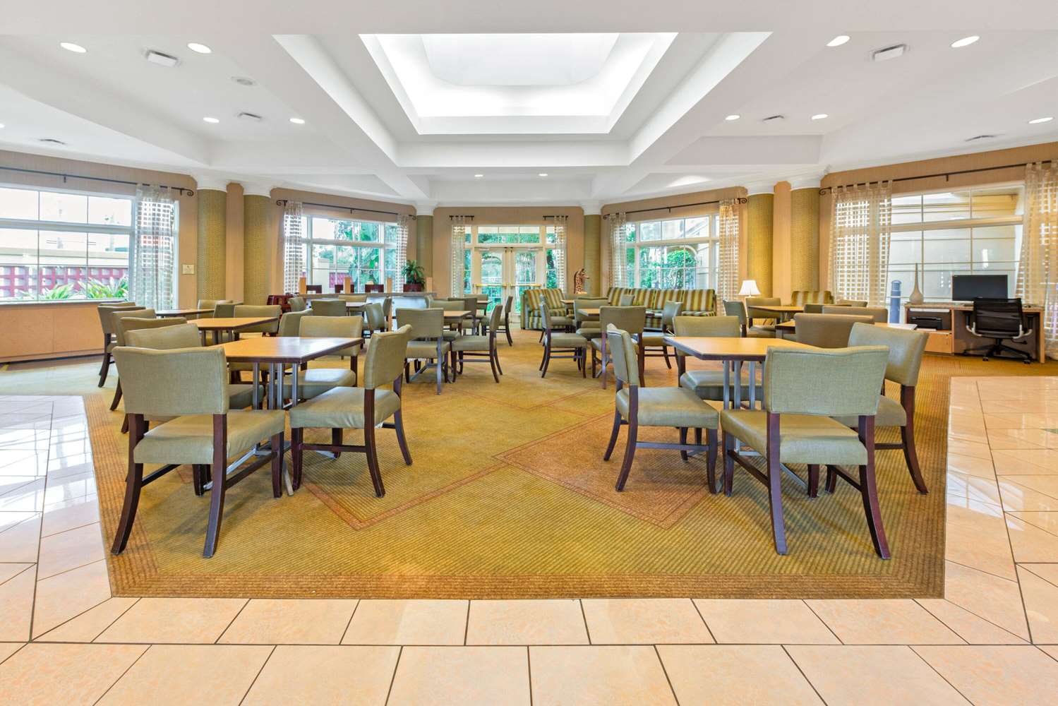 La Quinta Inn & Suites by Wyndham USF (Near Busch Gardens) 33/54