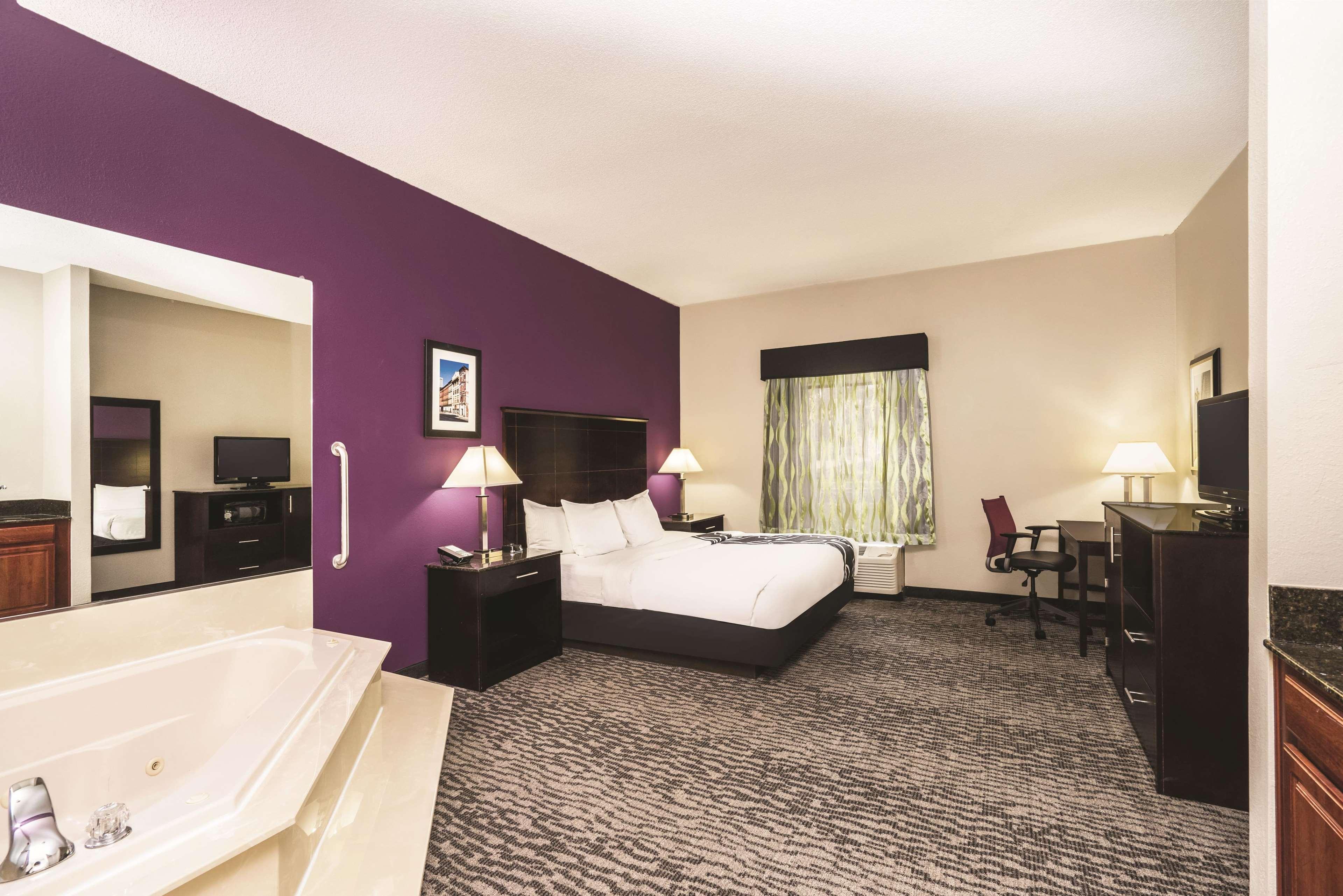 جناح ديلوكس بسرير كينج، La Quinta Inn & Suites by Wyndham Louisville East 3/3