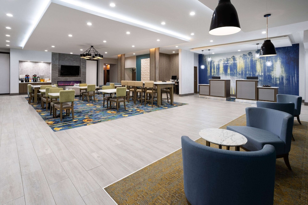 La Quinta Inn & Suites by Wyndham Locust Grove 41/55