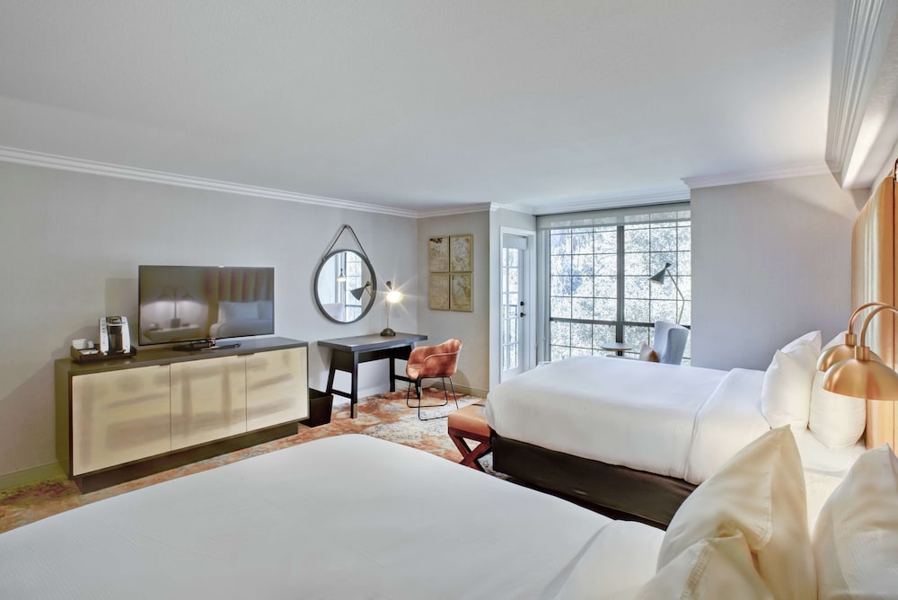 غرفة بسريرين كوين بشرفة مع أريكة، The Inn at Saratoga, Tapestry Collection by Hilton 5/7