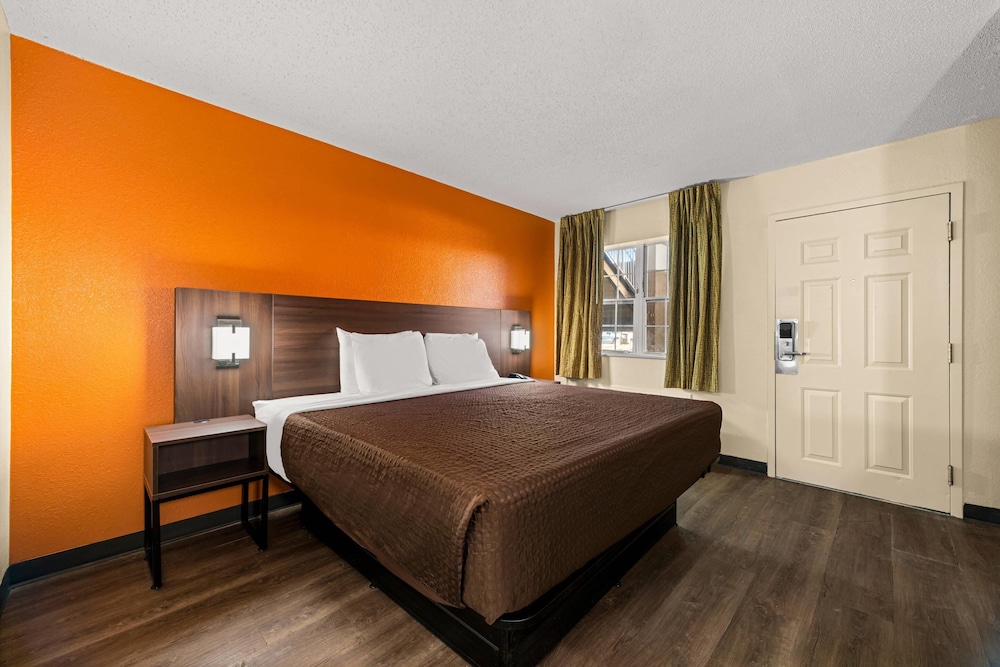 ROOM, KING BED