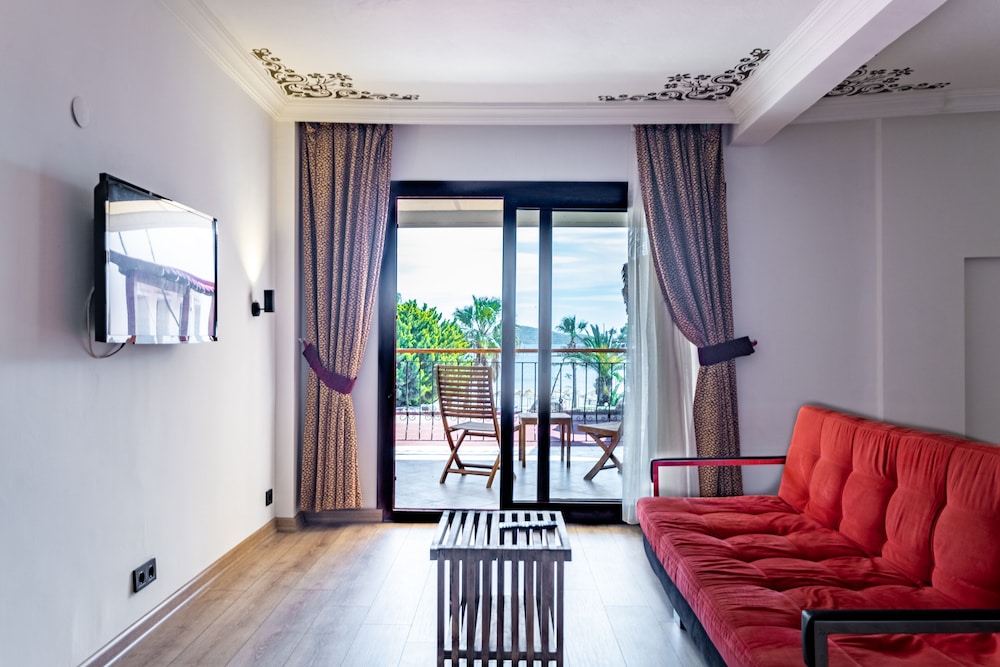 Costa Bitezhan Hotel 53/73