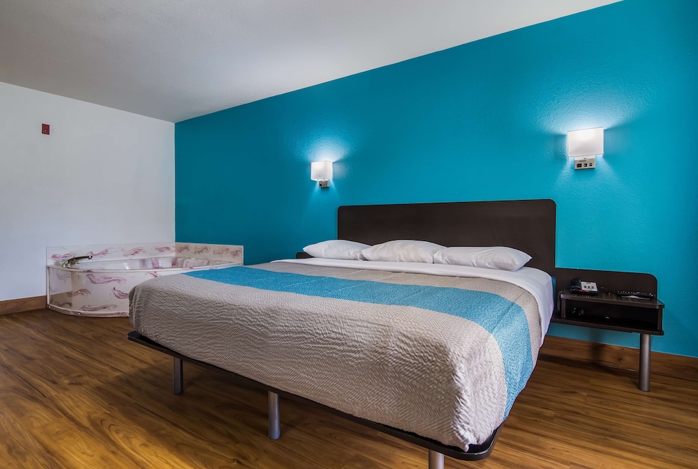 Motel6 Pensacola, FL - NAS 18/35