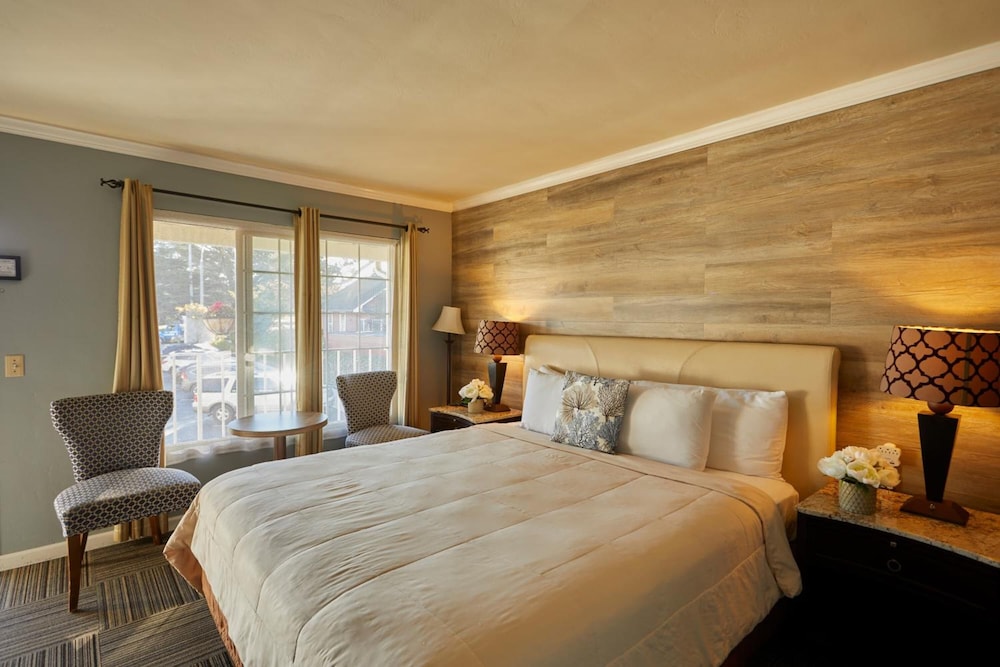 Inn By the Bay Monterey 13/56